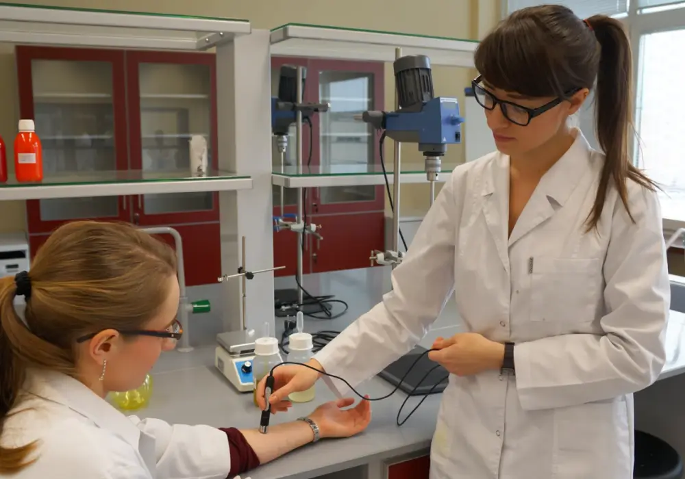 Co można robić po studiach chemicznych? Odkryj ciekawe możliwości zawodowe