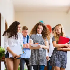 Czy można iść do szkoły policealnej po studiach? Oto odpowiedzi i możliwości