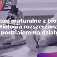 Zbiory zadań biologia rozszerzona na maturę. Mikroskop, notatnik i ręka pisząca długopisem.
