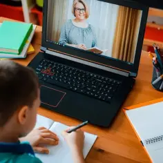 Jakie szkoły mają nauczanie zdalne? Sprawdź najlepsze opcje w Polsce