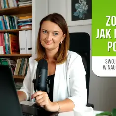 Kobieta z mikrofonem, obok laptopa i regałów z książkami, wyjaśnia, jak uczyć się do matury z biologii.