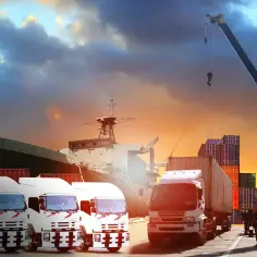 Port, statki, ciężarówki i dźwigi – to miejsca, gdzie można pracować po logistyce.