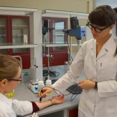 Co można robić po studiach chemicznych? Odkryj ciekawe możliwości zawodowe