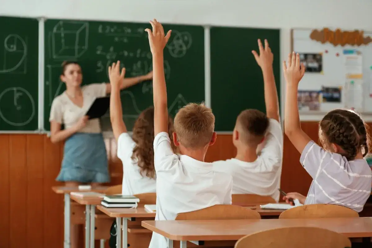 Nauczycielka geografii wyjaśnia zadanie, a uczniowie chętnie podnoszą ręce. Czy nauczyciel geografii może uczyć przyrody w szkole podstawowej?