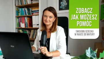 Kobieta z mikrofonem, obok laptopa i regałów z książkami, wyjaśnia, jak uczyć się do matury z biologii.