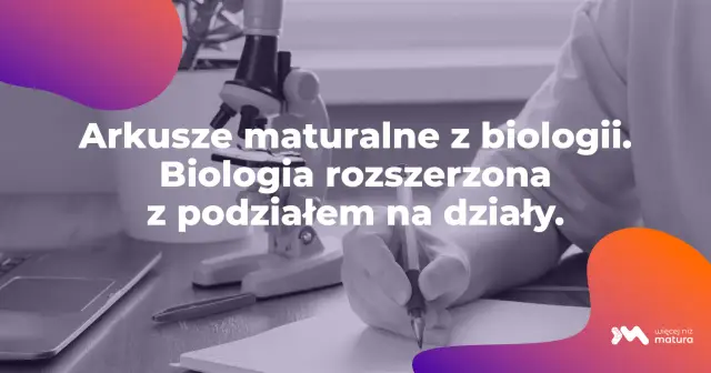 Zbiory zadań biologia rozszerzona na maturę. Mikroskop, notatnik i ręka pisząca długopisem.